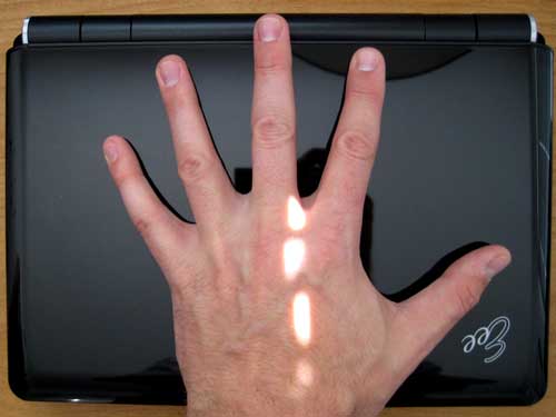 ASUS EEE 1000H netbook at hand Mine